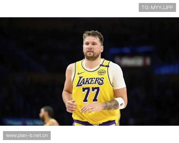 福克斯直言东契奇抱怨不停追梦频频耍无赖引发谁是NBA抱怨王讨论