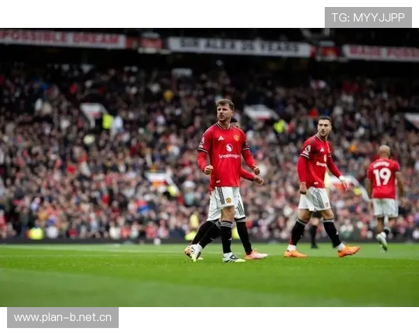 曼联角球制造威胁 阿玛德凌空斩破门助队领先 曼联角球制造威胁 阿玛德凌空斩破门助队领先